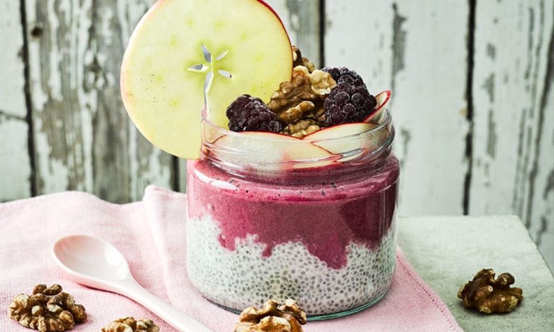 Frasco de chía con 'smoothie' de moras y nueces