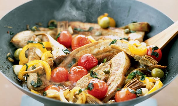 'Wok' de alcachofas y pollo con olivas y pimientos amarillos 'Wok' de alcachofas y pollo con olivas y pimientos amarillos