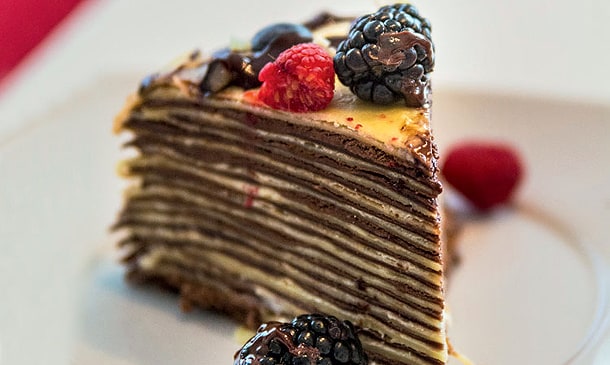 Milhojas de crepes con chocolate y frutas del bosque Milhojas de crepes con chocolate y frutas del bosque