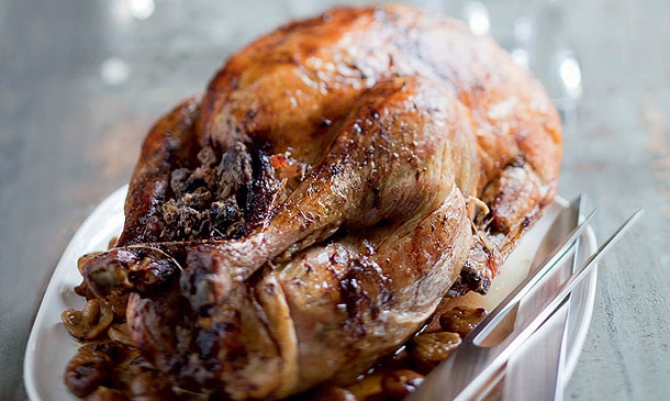 Pavo asado relleno con carne y castañas Pavo asado relleno con carne y castañas