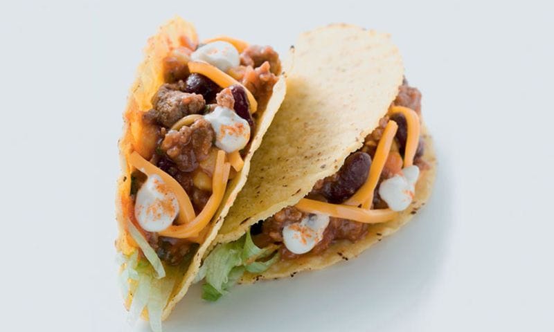 Tacos de carne y queso con crema agria