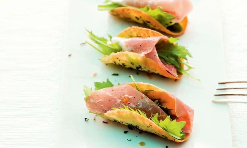 Taquitos de manchego con jamón serrano y rúcula