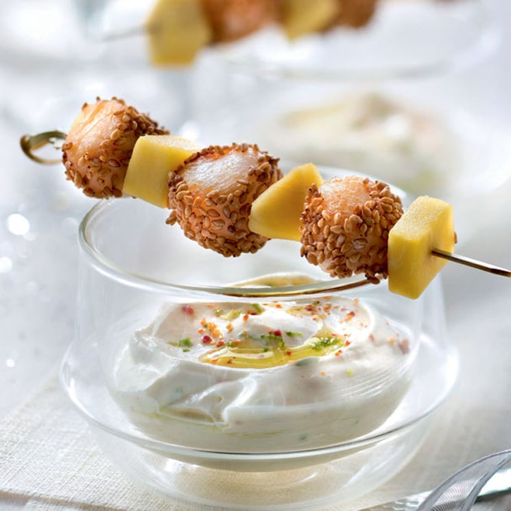 Brochetas de mango y zamburiñas con salsa de coco y lima