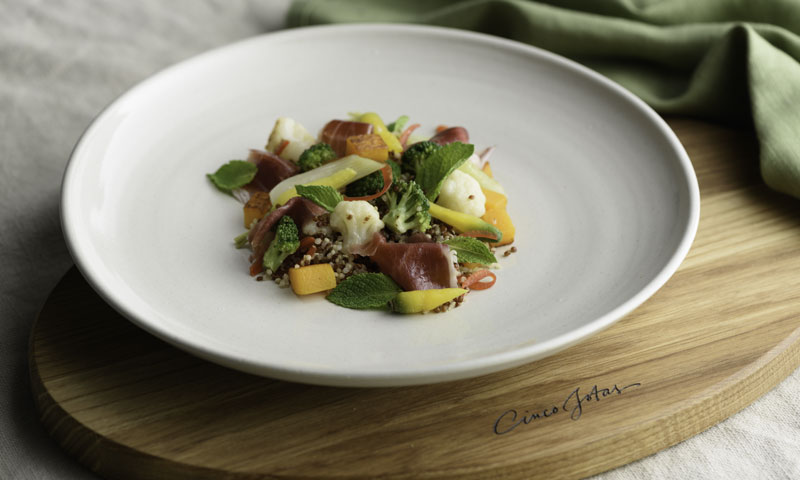 Quinoa blanca y roja especiada con verduras y jamón ibérico