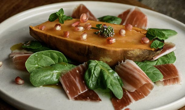 Boniato asado con jamón ibérico y vinagreta de miel y granada Boniato asado con jamón ibérico y vinagreta de miel y granada
