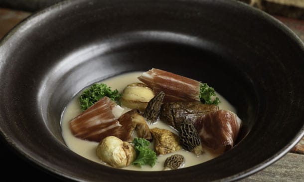 Jamón ibérico, sopa de castañas, setas de invierno y kale Jamón ibérico, sopa de castañas, setas de invierno y kale