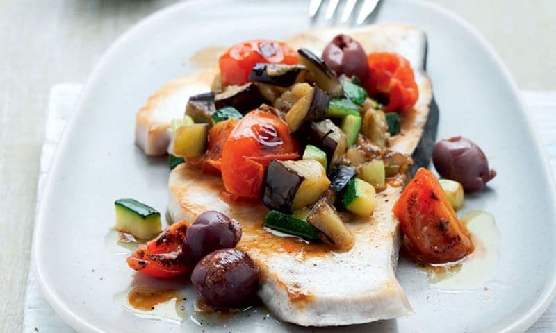 Emperador con salteado de verduras