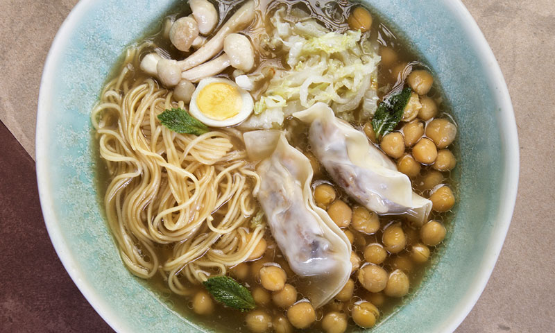 Caldo de cocido con raviolis de su picadillo, fideos, garbanzos y hierbabuena