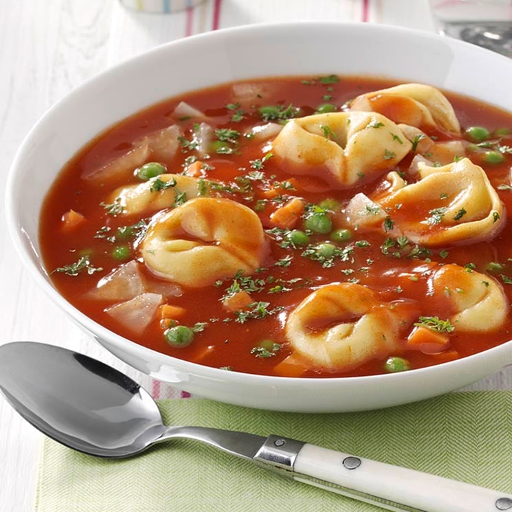 Sopa de tortellini, verdura y tomate