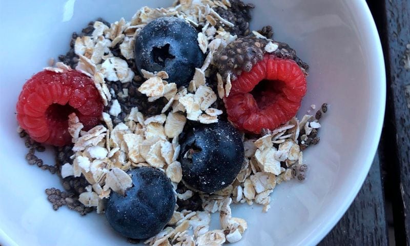 Bol de semillas de chía y avena antioxidante
