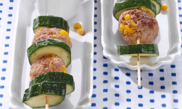 Pinchos de albóndigas de calabacín con salsa de yogur