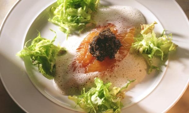 Salmón ahumado con caviar en salsa de champán Salmón ahumado con caviar en salsa de champán