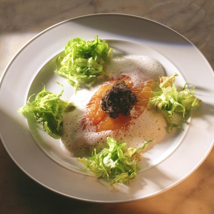 Salmón ahumado con caviar en salsa de champán