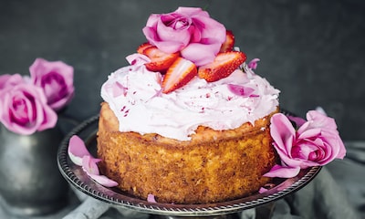 Cake de fresa y crema de pétalos de rosa
