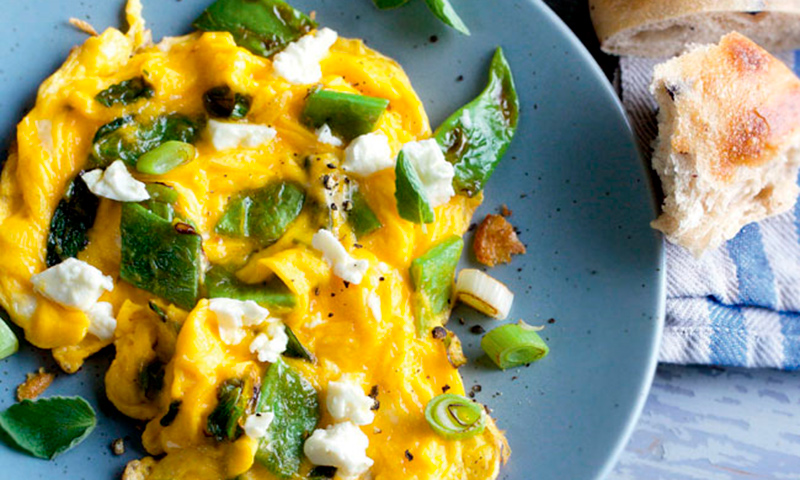 Huevos revueltos con judías verdes y queso feta