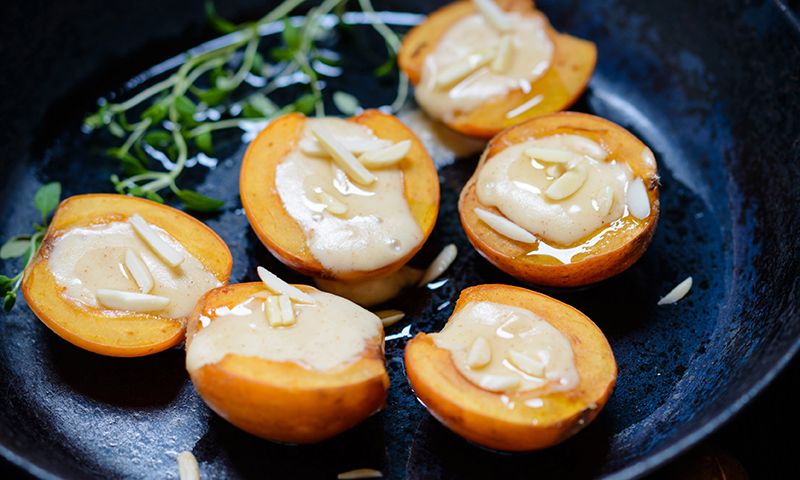 Nísperos a la plancha rellenos de queso con almendras
