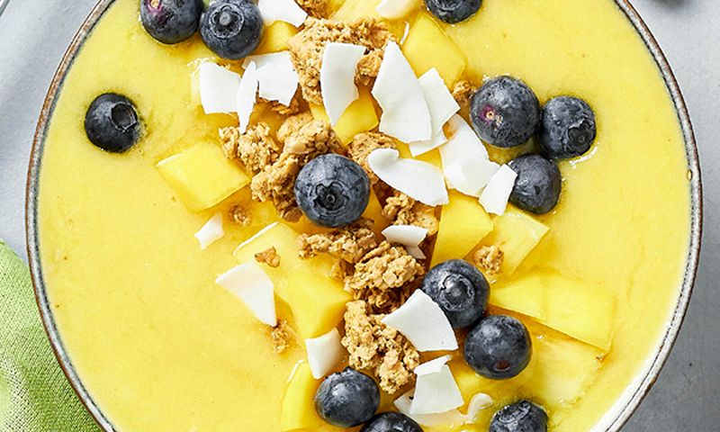 'Smoothie bowl' de mango con arándanos