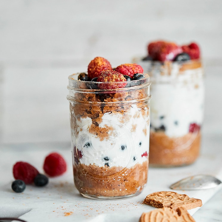 Tiramisú vegetariano con spéculoos y frutos rojos