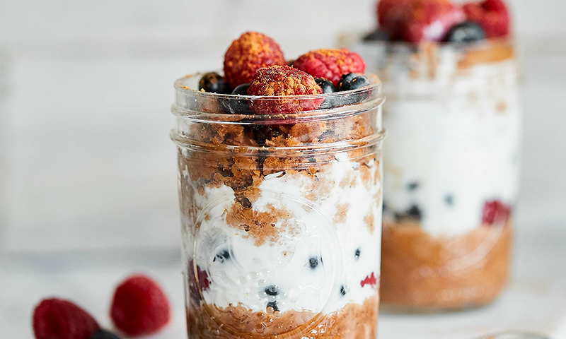 Tiramisú vegetariano con spéculoos y frutos rojos