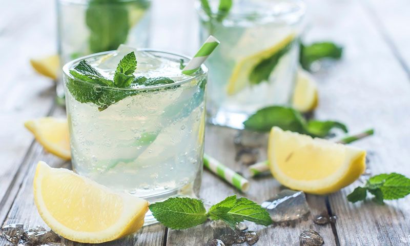Limonada de pepino, limón y romero