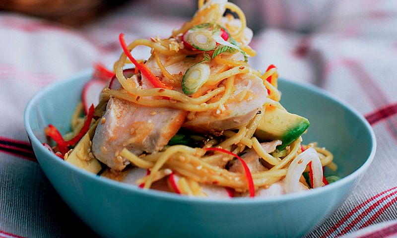 Ensalada de pasta con pavo y aguacate
