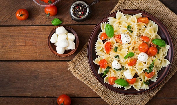 Ensalada caprese de pasta con albahaca en dos texturas Ensalada caprese de pasta con albahaca en dos texturas