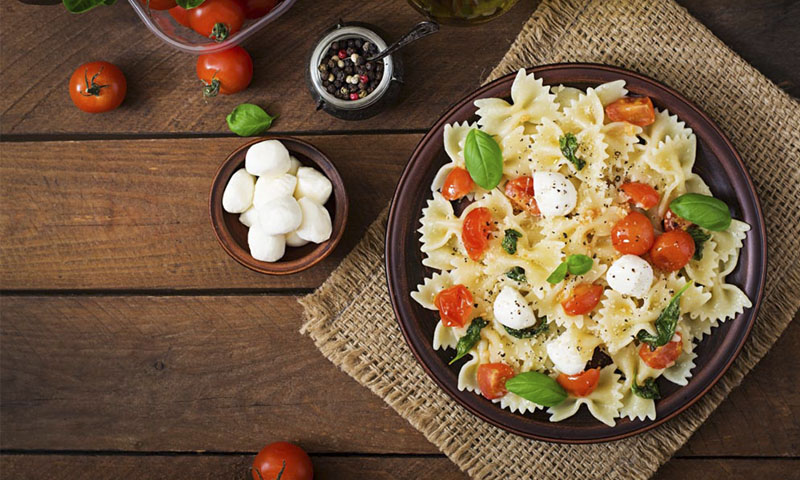 Ensalada caprese de pasta con albahaca en dos texturas