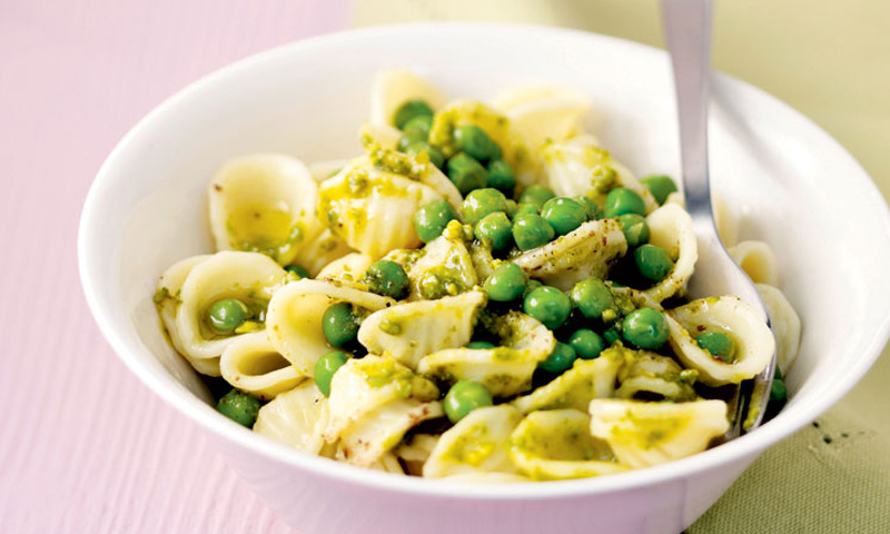 Ensalada de conchitas de pasta con vinagreta de guisantes