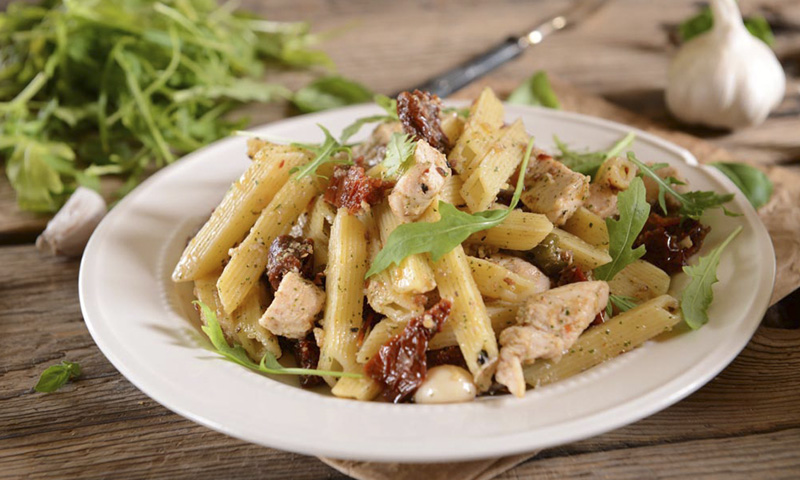 Ensalada de 'penne' con pollo, rúcula y tomate seco