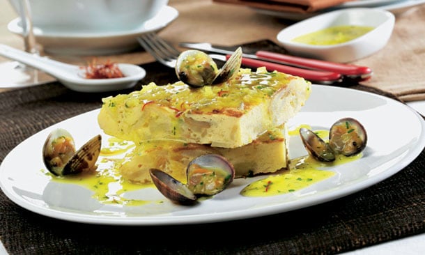 Tortilla guisada de patata con chirlas