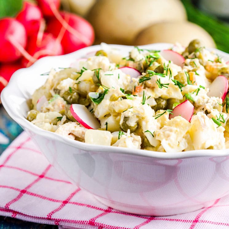 Ensalada alemana de patata, rabanito y pepinillo