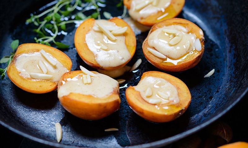 Nísperos a la plancha rellenos de queso con almendras