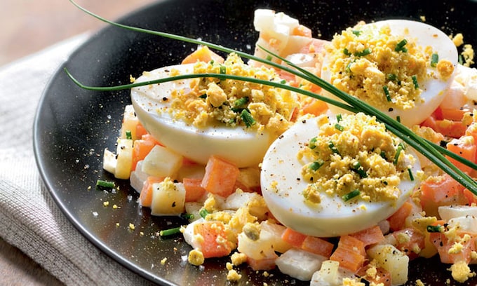 Huevos rellenos con ensalada hortelana