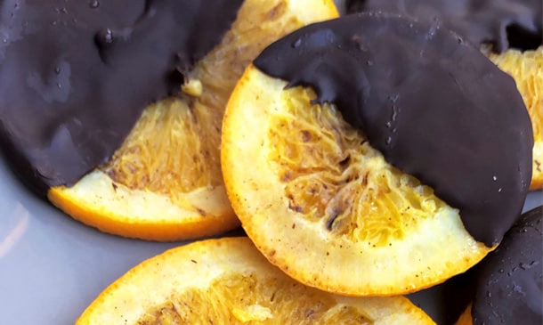 Naranjas confitadas con chocolate heladas