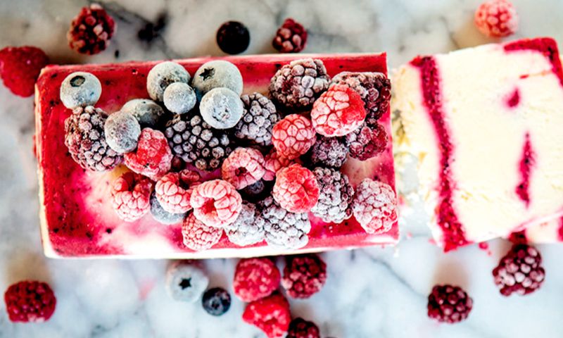 Tarta helada de yogur y frutos rojos