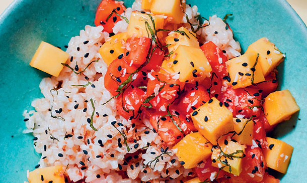 Poke de mango y papaya con arroz de coco