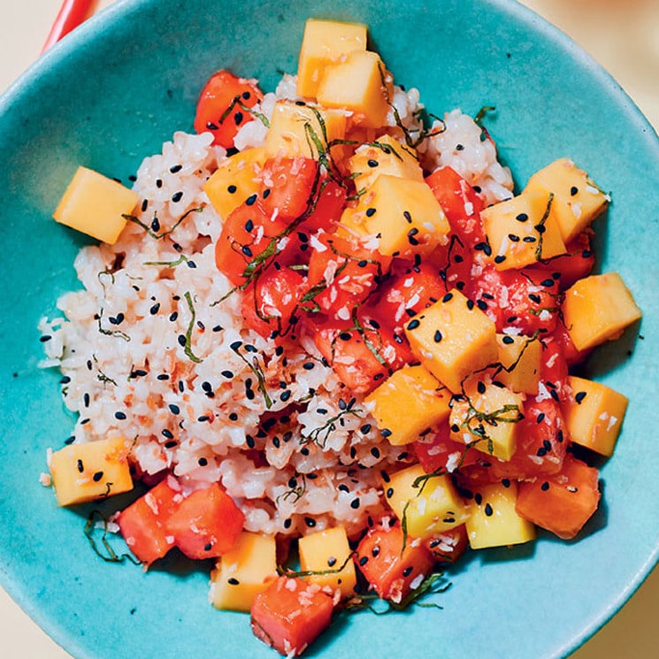 Poke de mango y papaya con arroz de coco