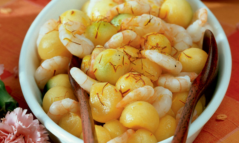 Ensalada de melón con gambas y azafrán