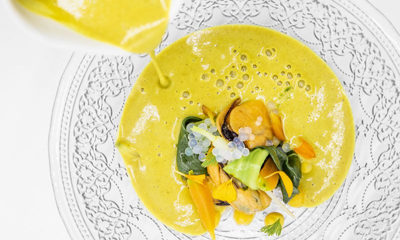 Mejillón de Galicia con escabeche cítrico y sopa de lentejas