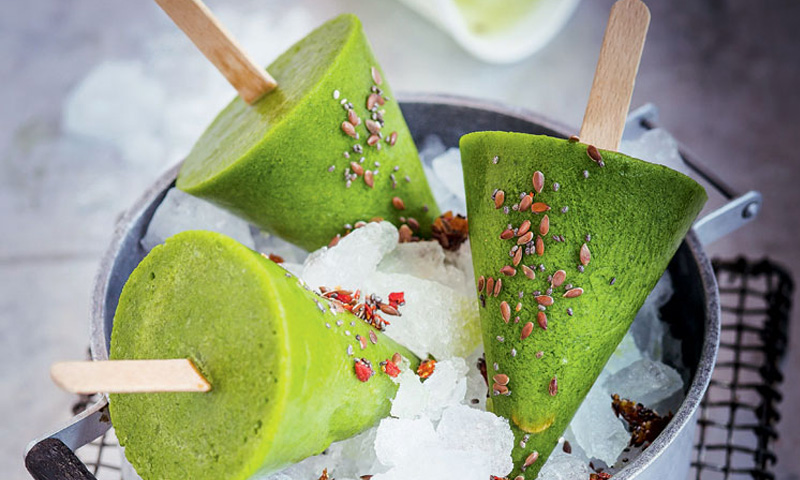 Cono de 'smoothie' helado con semillas tostadas