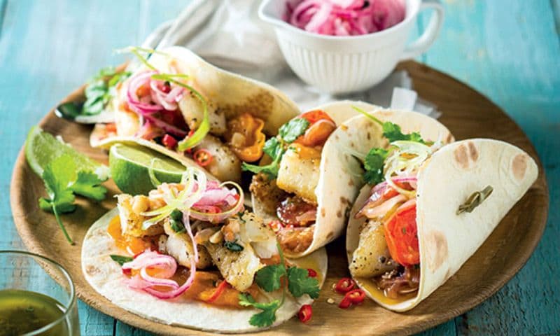 Tacos de pescado con cebolla morada