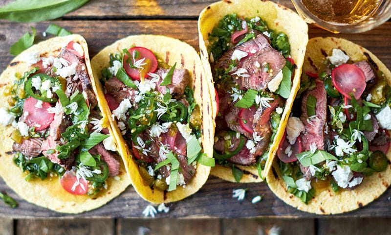 Tacos de ternera con queso y espinacas