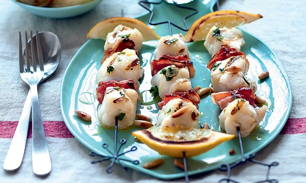 Brochetas de rape y bacon con piñones y limón Brochetas de rape y bacon con piñones y limón