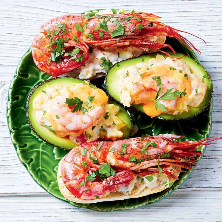 Gambas rojas a la parrilla con aguacates rellenos