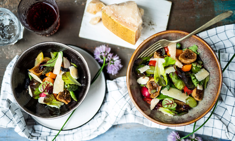 Ensalada mixta con higos y 'Parmigiano Reggiano'