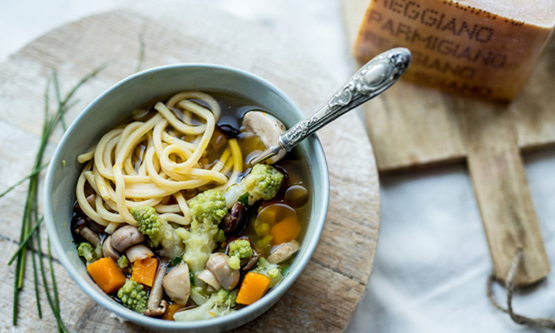 Ramen de romanesco, calabaza, setas y 'Parmigiano Reggiano'