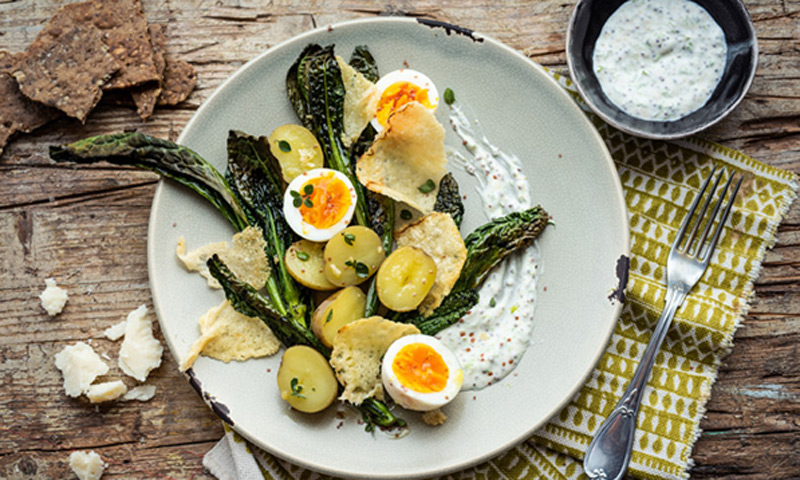 Ensalada de patatas nuevas, huevos duros y 'Parmigiano Reggiano' a la parrilla