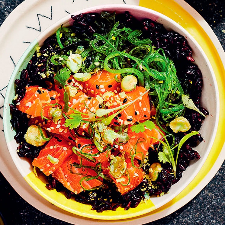 Poke de salmón al wasabi con 'wakame'