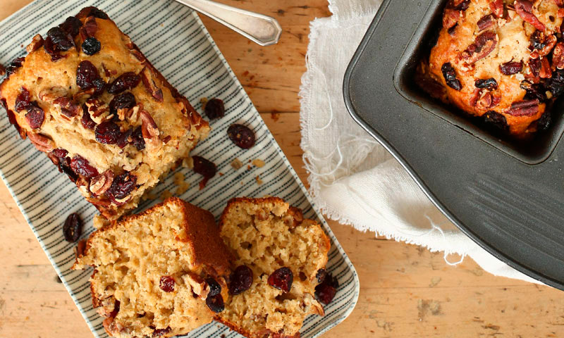 Bizcocho de avena con arándanos y pasas