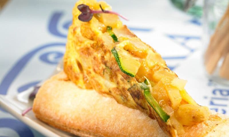 Bocadillo de tortilla de patatas y calabacín
